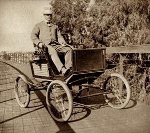 A late 19th Century automobile, taken in 1900 in Pasadena.
